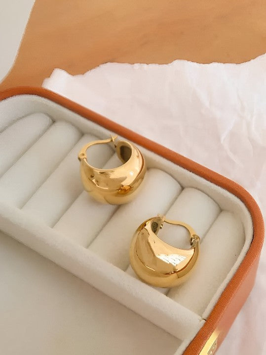 Amélie 18K Gold Non-Tarnish Classic Round Huggie Earring